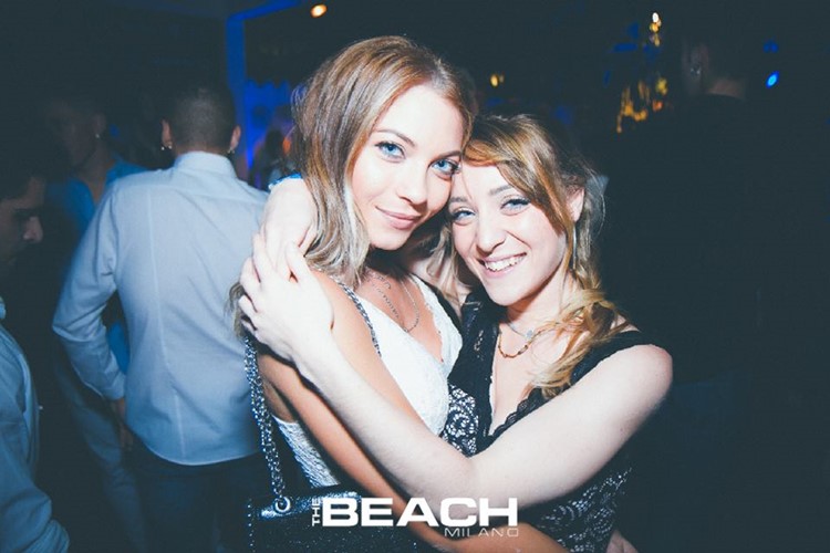 The Beach Club nightclub Milano party pretty blonde girls hugging