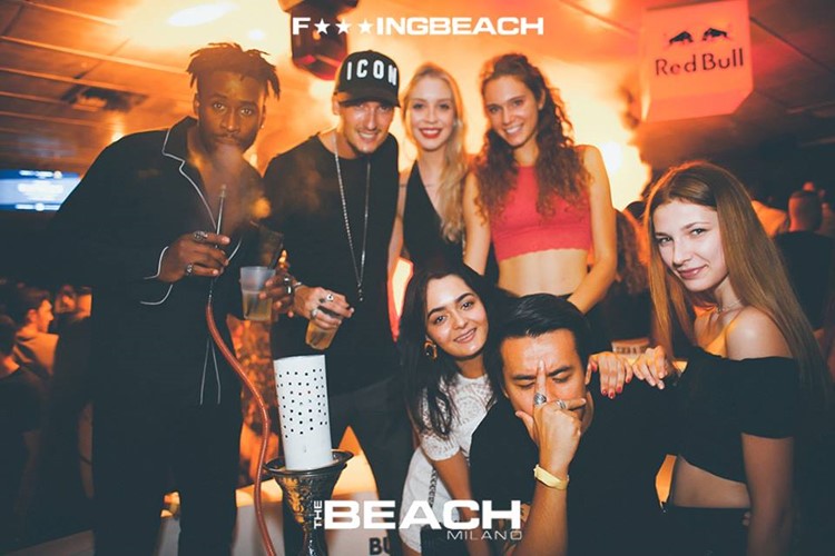 The Beach Club nightclub Milano party group drinking alcohol table reservation