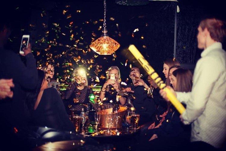 The Club nightclub Oslo party fun confetti drinks