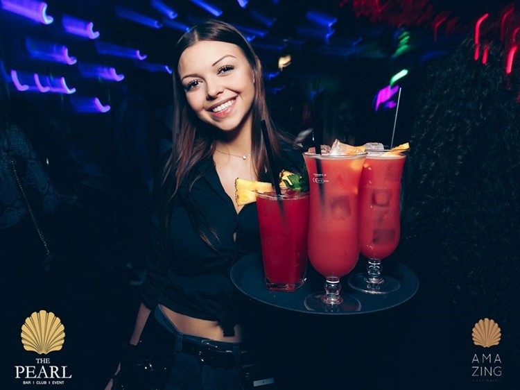 The Pear nightclub Berlin pretty waitress bringing cocktails drinks alcohol vodka rum gin cognac