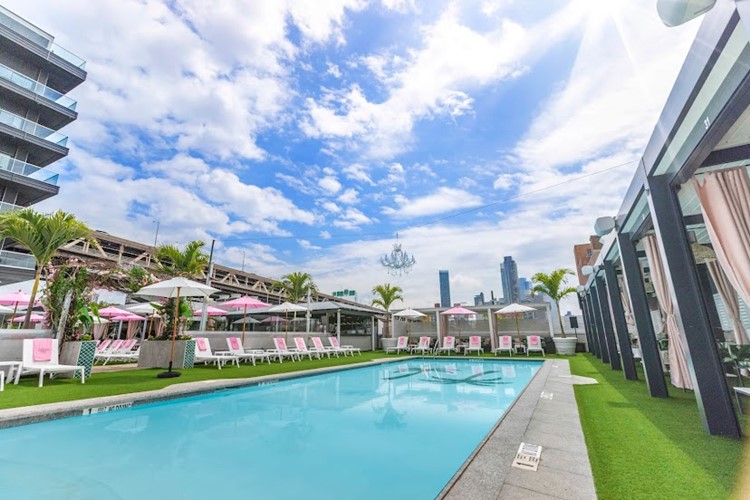 Party at The Summer Club VIP nightclub in New York. Find promoters for guest list in Clubbable