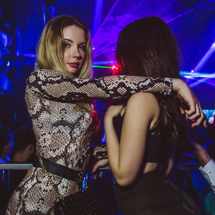 Dubai में वीआईपी नाइट क्लब The Velvet Room में पार्टी। Clubbable में अतिथि सूची के लिए प्रमोटर खोजें