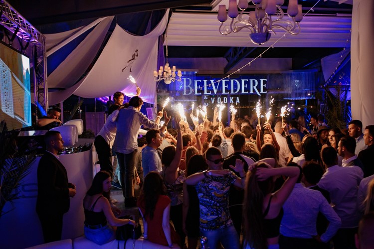 The View nightclub Warsaw table booking celebration reserve your table now book alcohol bottles show champagne vodka