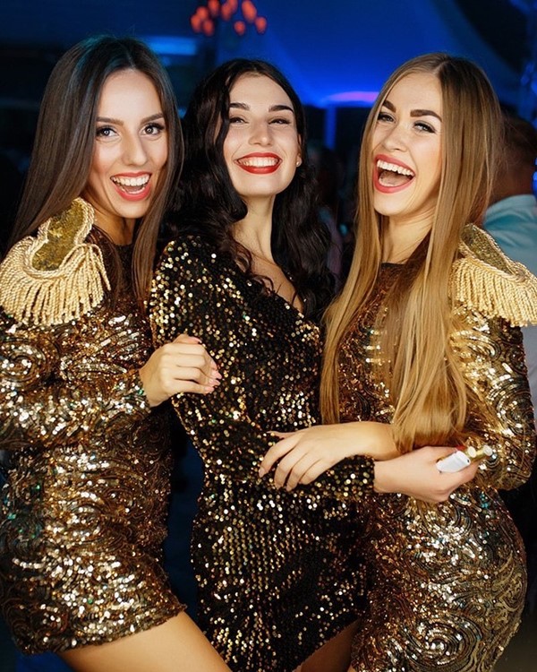 The View nightclub Warsaw pretty brunette blonde girls in golden glittery mini dresses dresscode fancy posh having fun all night drinking cocktails guestlist vip 