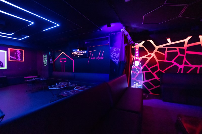 Tiffany's the club in Madrid nightclub girls and guy partying fun nightout dance clubbing