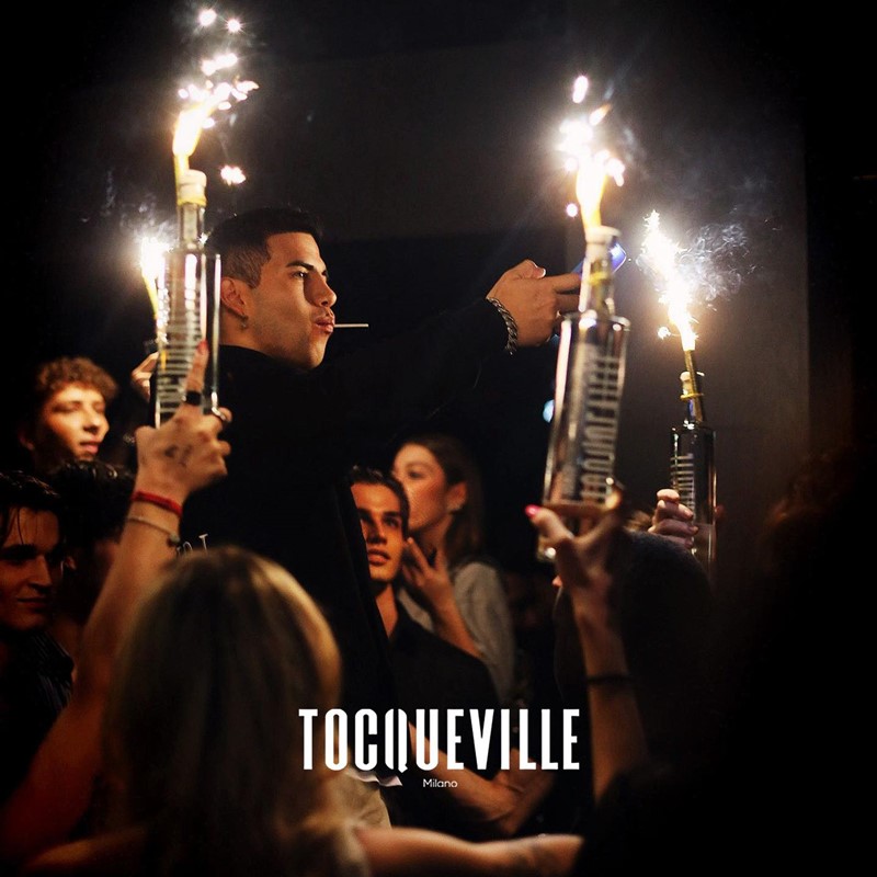 Tocqueville 13 nightclub Milan girls having fun boys drinking