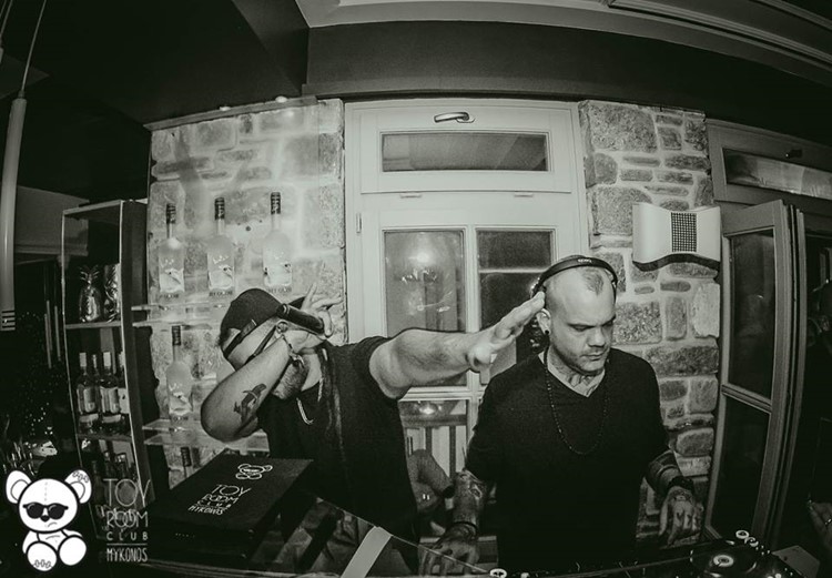 Toy RoOm nightclub Mykonos famous djs playing music