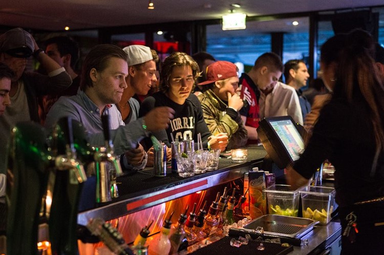 Trädgår'n club nightclub Gothenburg boy men bar barman drinks alcohol