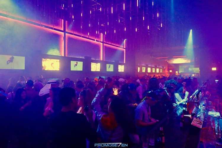 Tunnel nightclub Chicago people dancing fun night party