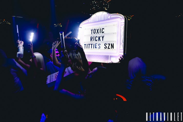 Ultraviolet nightclub Toronto alcohol parade bottles club