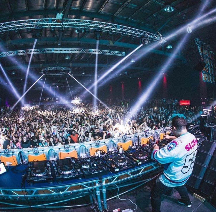 Uniun nightclub Toronto dj mixing music for crowd