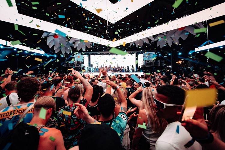 UNO Malta crowd with confetti falling from the ceiling