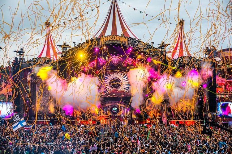 Ushuaia nightclub Ibiza festival circus themed confetti and smoke special effects big crowd