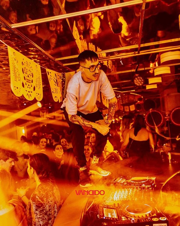 Vandido nightclub Madrid guy dancing dancers event party nightout go out tonight