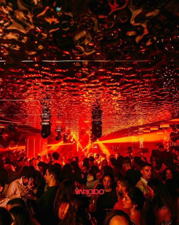Vandido nightclub Madrid crowd dancing book your vip table reserve now