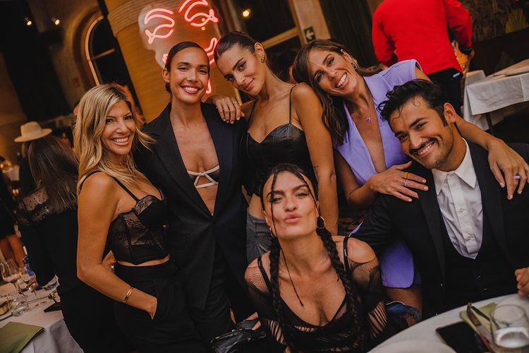 Vendetta nightclub Barcelona pretty girls handsome guys partying celebrating birthday bachelor parties 