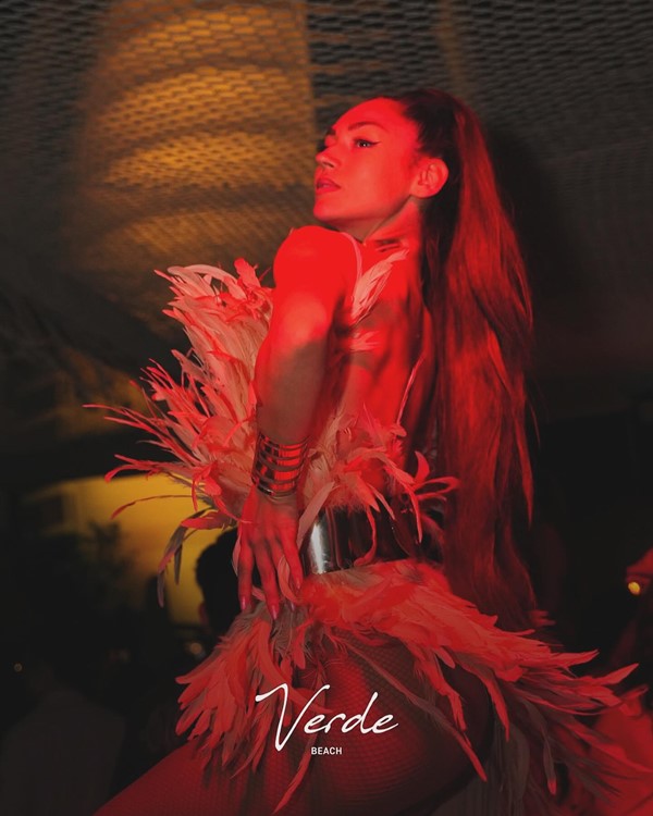 Verde Beach, Dubai, club, dancer, feathers, costume