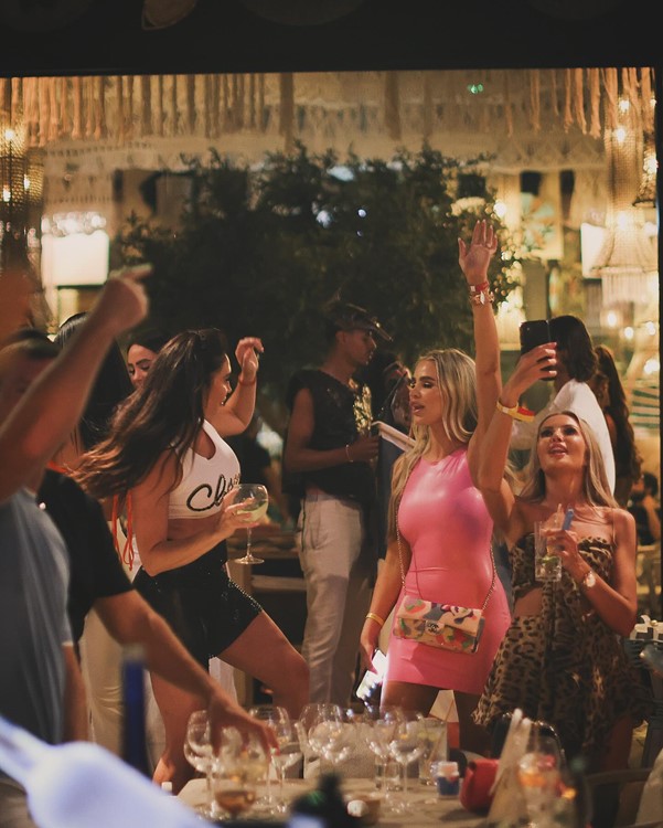 Verde Beach, girls, dancing, drinking, clubbing