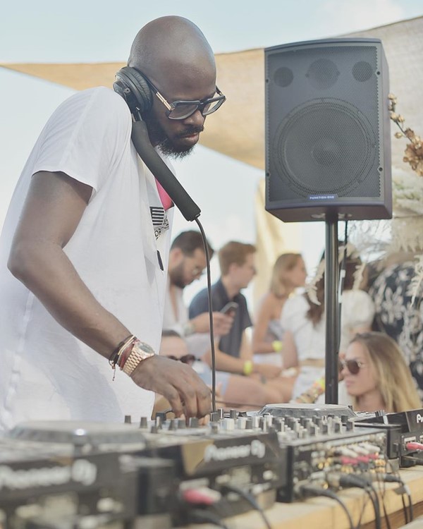 Verde Beach club St Tropez dj mixing music techno fun popular pop commercial mix dance