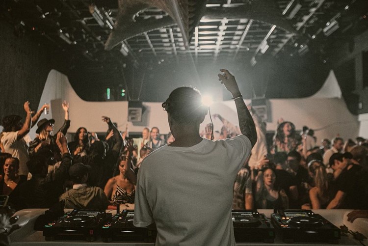 Void nightclub Mykonos live dj music event book your vip table