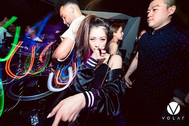 Volar nightclub Hong Kong chinese girl dancing next to dj