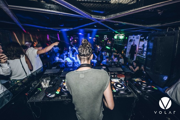 Volar nightclub Hong Kong dj mixing for big crowd party night