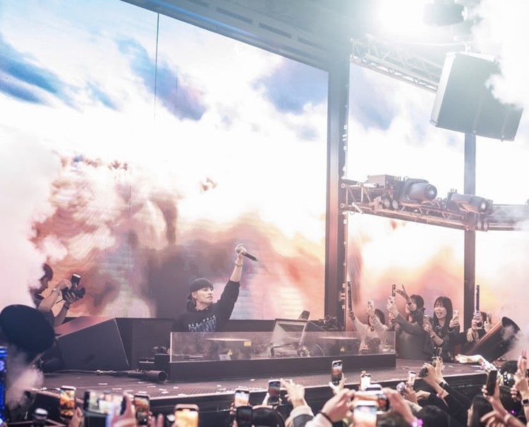 Party at Warp Shinjuku VIP nightclub in Tokyo. Find promoters for guest list in Clubbable