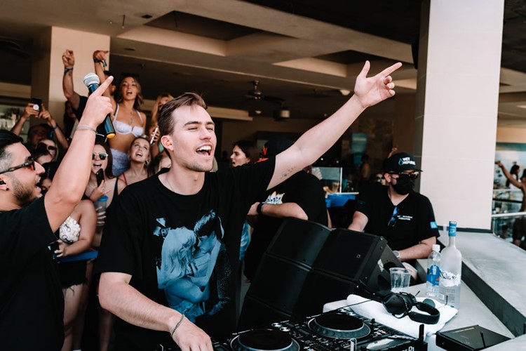 Wet Republic nightclub in Las Vegas live dj show concert famous singer concert