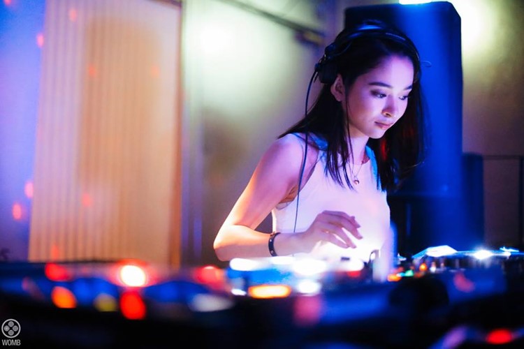 Womb nightclub Tokyo girl dj mixing