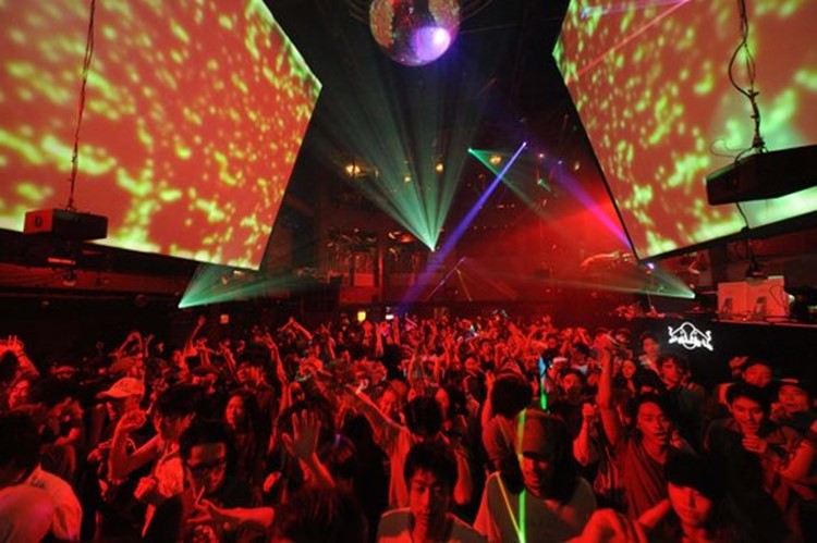 Womb nightclub Tokyo spectacular show crowd partying