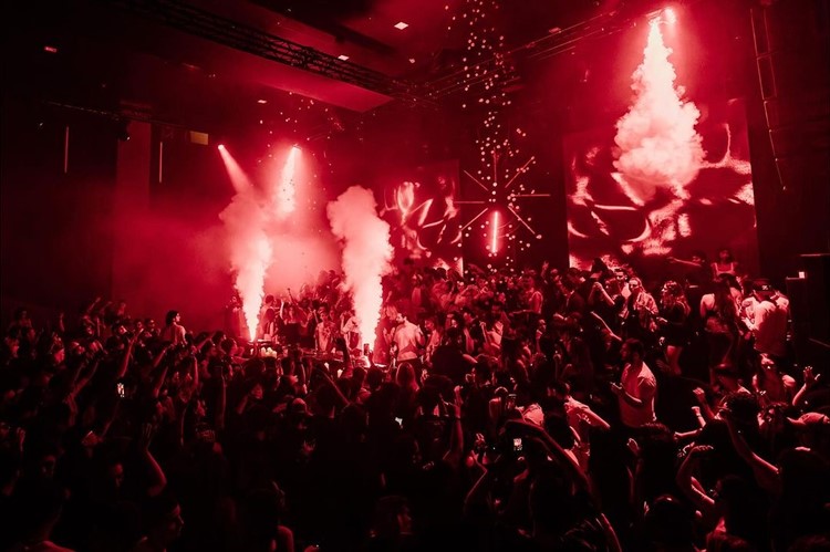 Party på YOYO Palais de Tokyo VIP nattklubb i Paris. Hitta promoters för gästlista i Clubbable