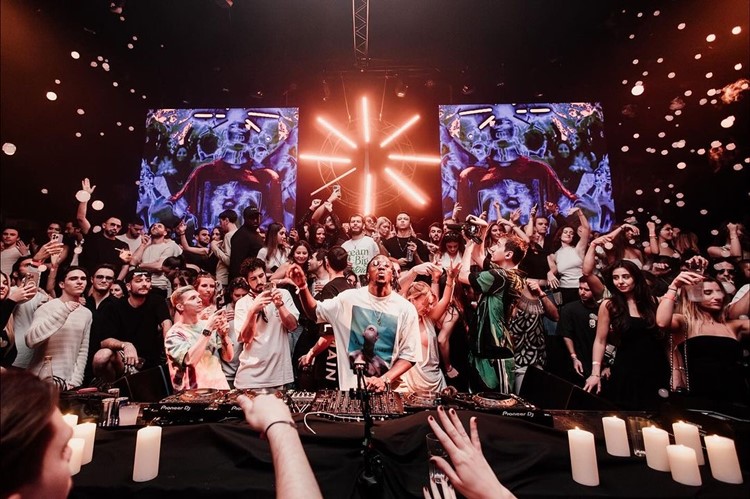 Party på YOYO Palais de Tokyo VIP nattklubb i Paris. Hitta promoters för gästlista i Clubbable