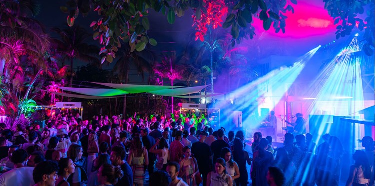 Soirée dans la boîte Zey Zey VIP à Miami. Trouvez des promoteurs pour la liste des invités sur Clubbable