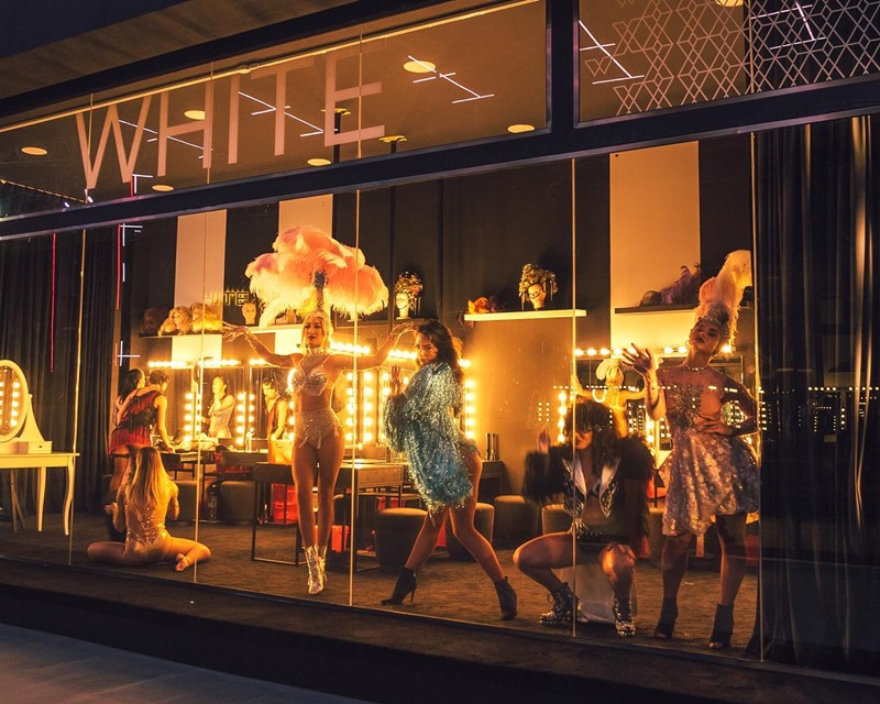 White Dubai nightclub show event fun